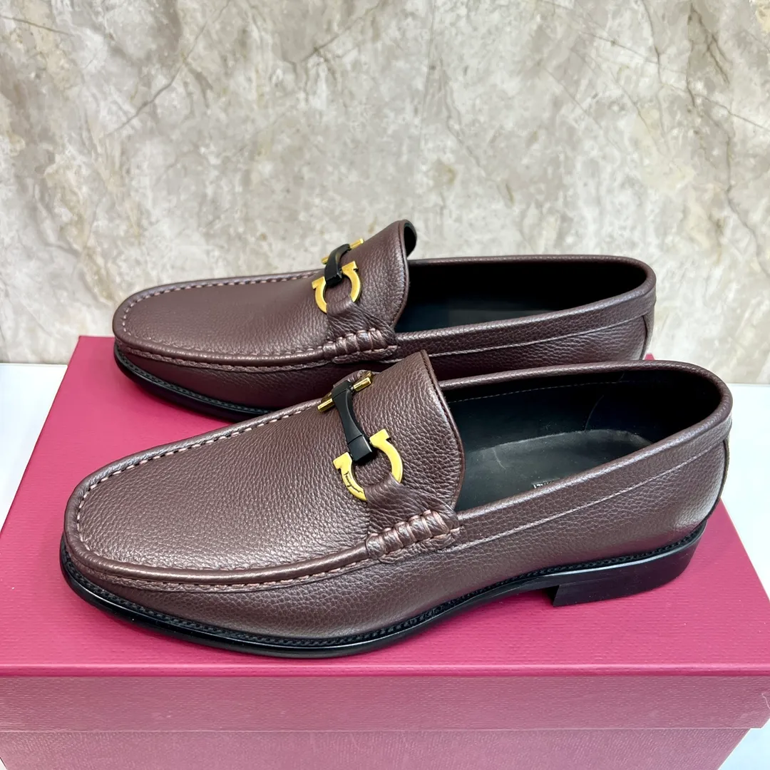 Original quality P580 Brand: Ferragamo Standard size: Men's size 38/44 (45 can be customized) Grade: Same style as the official website High-quality men's shoes Material: Customized first-layer calfskin with water-dyed cowhide lining Cowhide tiptoe Original non-slip and wear-resistant rubber outsole Style category: Men's formal business leather shoes Young and fashionable European and American trends British style Casual matching Comfortable feet Color: Actual picture